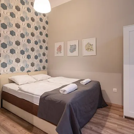 Bpr Castle Hill With Garden بودابست